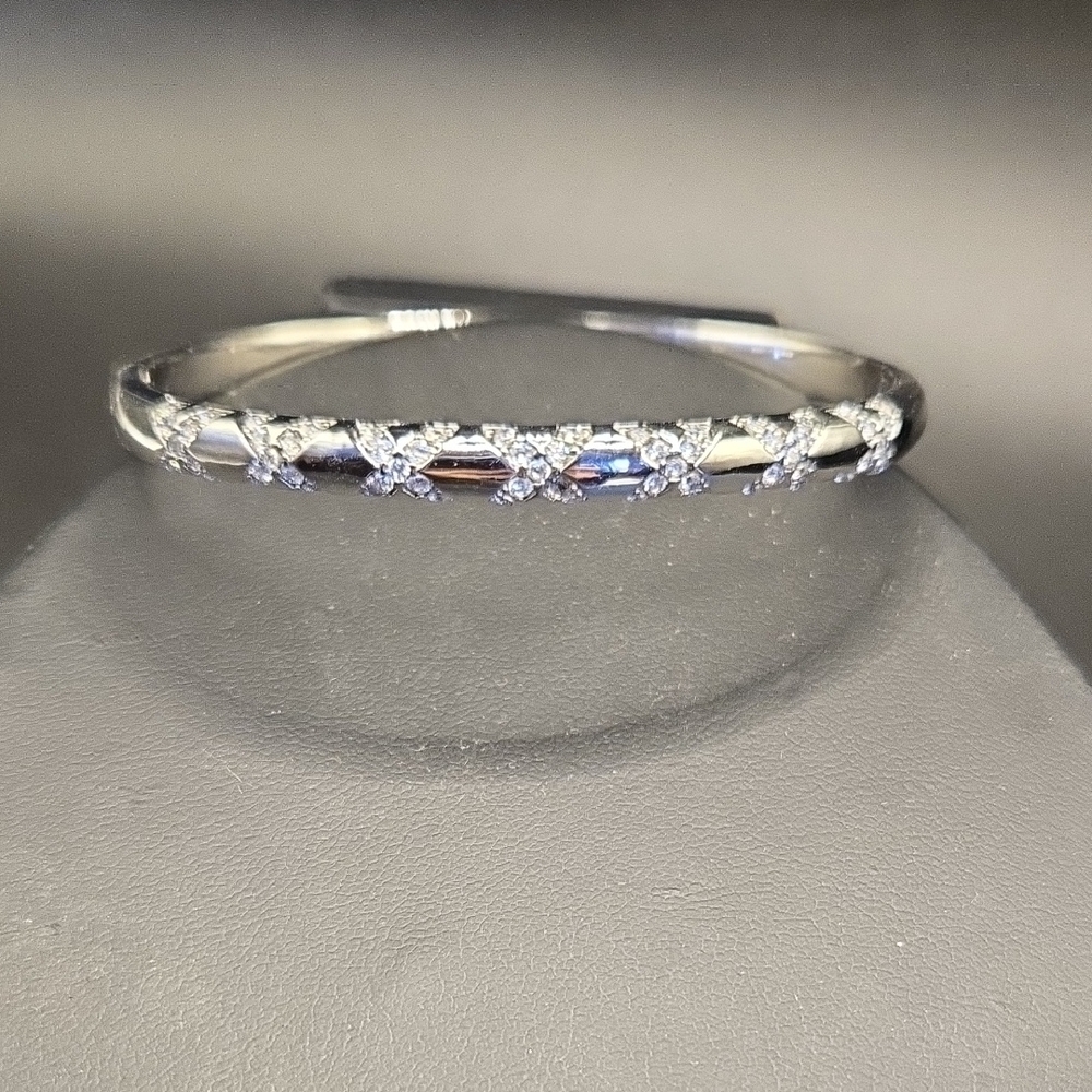 Elegant Silver Bracelet with Gemstone Accents and Delicate Design